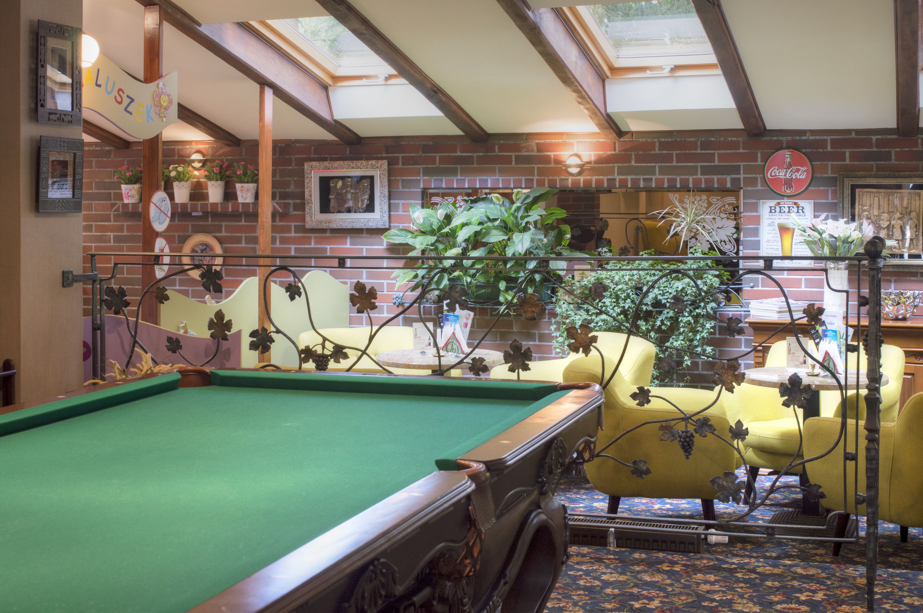 2 bars/lounges, lobby lounge