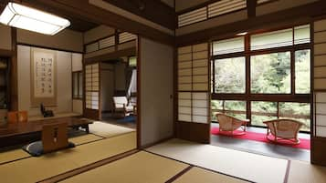 ห้องทราดิชันนัล, 3 ห้องนอน, วิวแม่น้ำ (Japanese Western Style, Zen) | มินิบาร์, ตู้นิรภัยในห้องพัก, โต๊ะทำงาน, ผ้าปูที่นอน