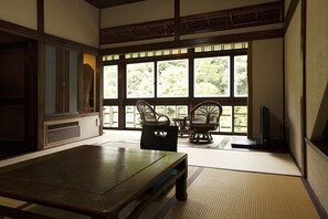 Kahden hengen tavanomainen huone (kaksi sänkyä), jokinäköala (Japanese Style, Kaze) | Ylelliset vuodevaatteet, minibaari, tallelokero huoneessa, työpöytä