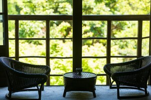 Ropa de cama de alta calidad y minibar 