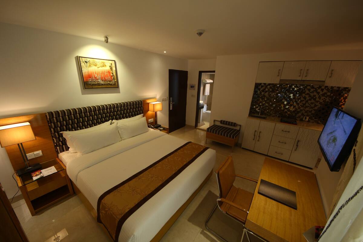 Royal Suite Kitchenette Double Occupancy | ครัวขนาดเล็กส่วนตัว | ตู้เย็น, ไมโครเวฟ, เครื่องล้างจาน, กาต้มน้ำไฟฟ้า