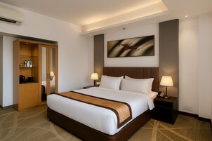 Habitación doble de uso individual | Sala de estar | Una televisión LED, películas de pago