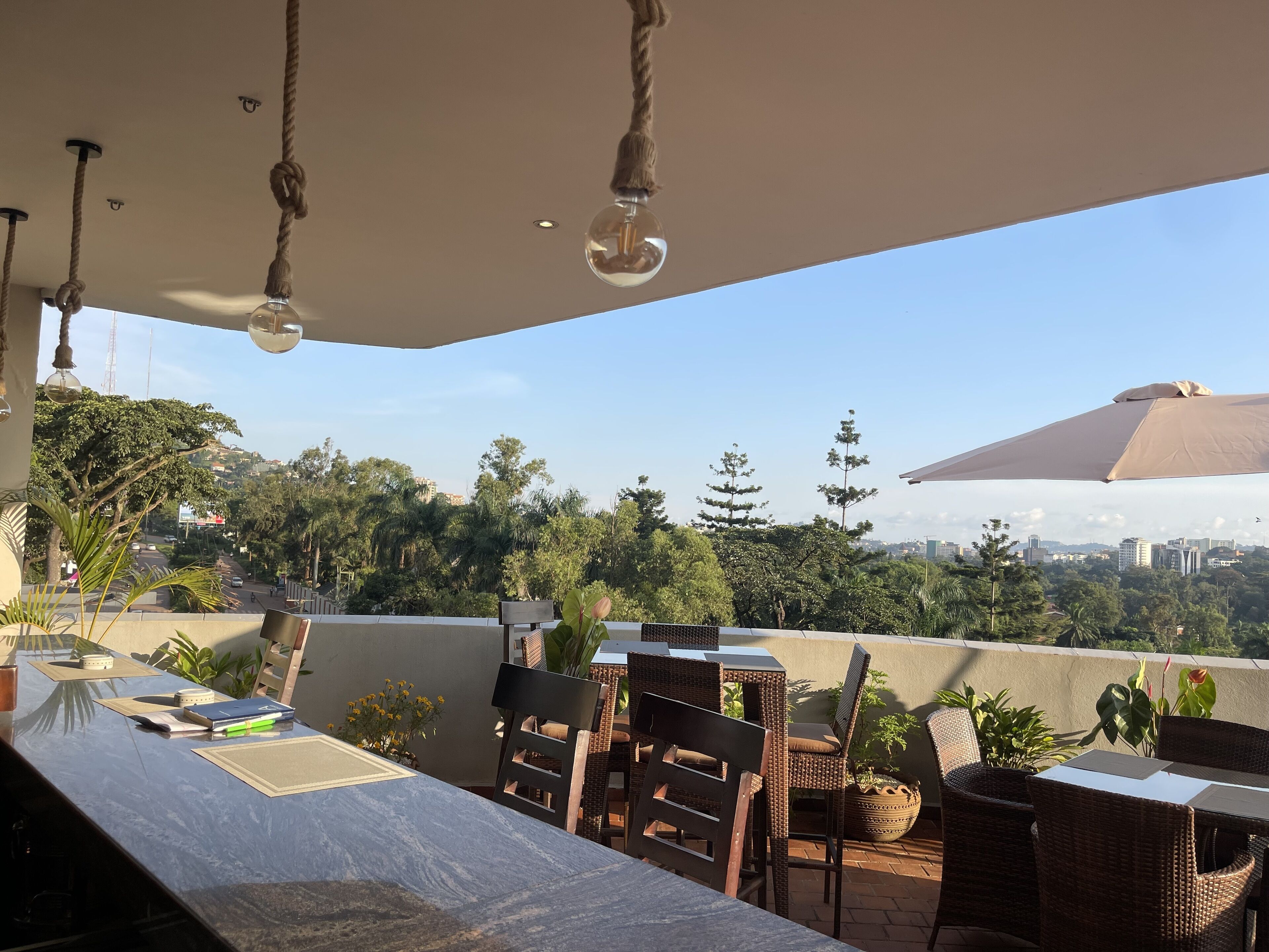 早餐，供應午餐和晚餐