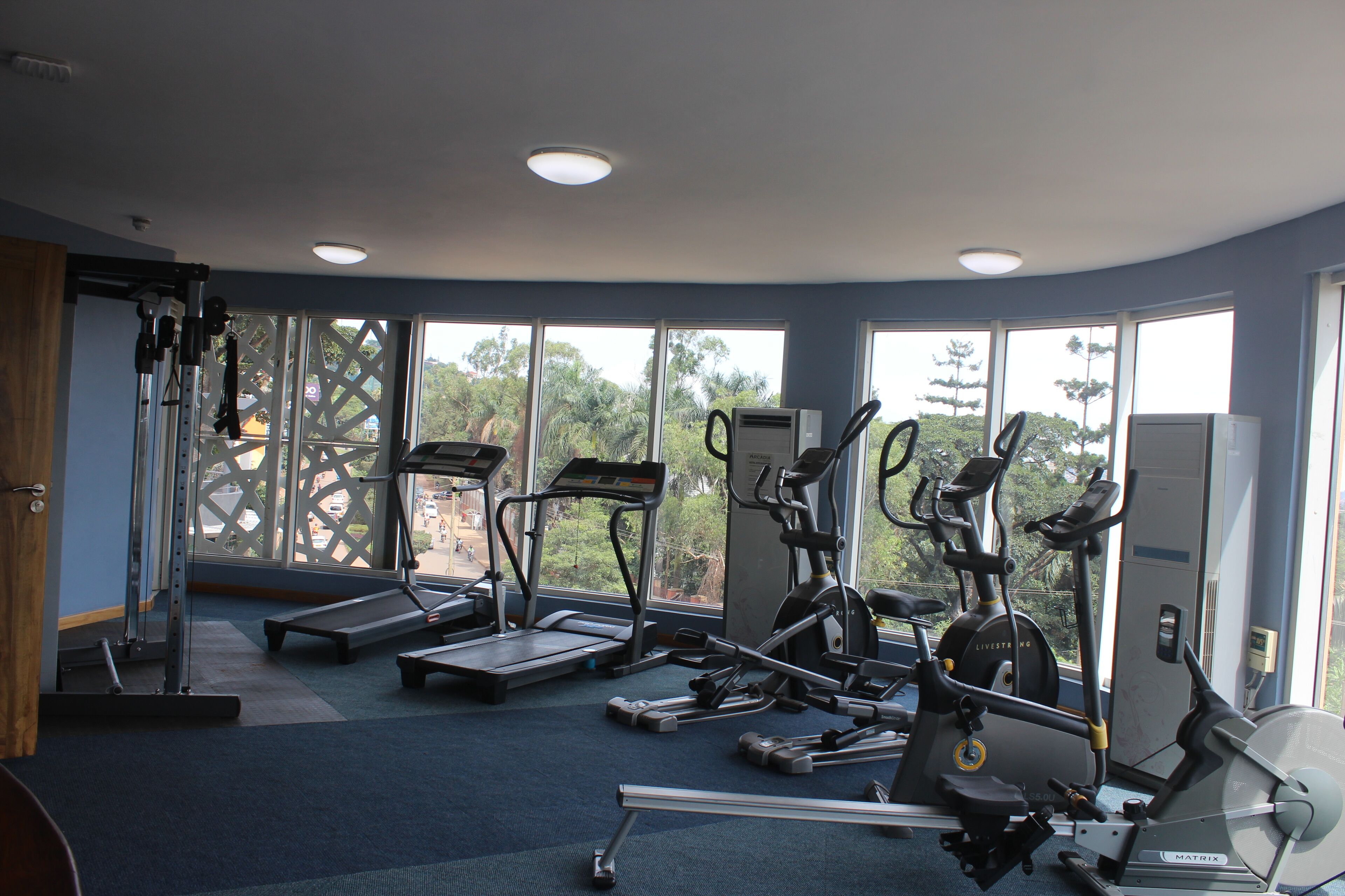 Et fitnesscenter med løbebånd, crosstrainere og motionscykler.