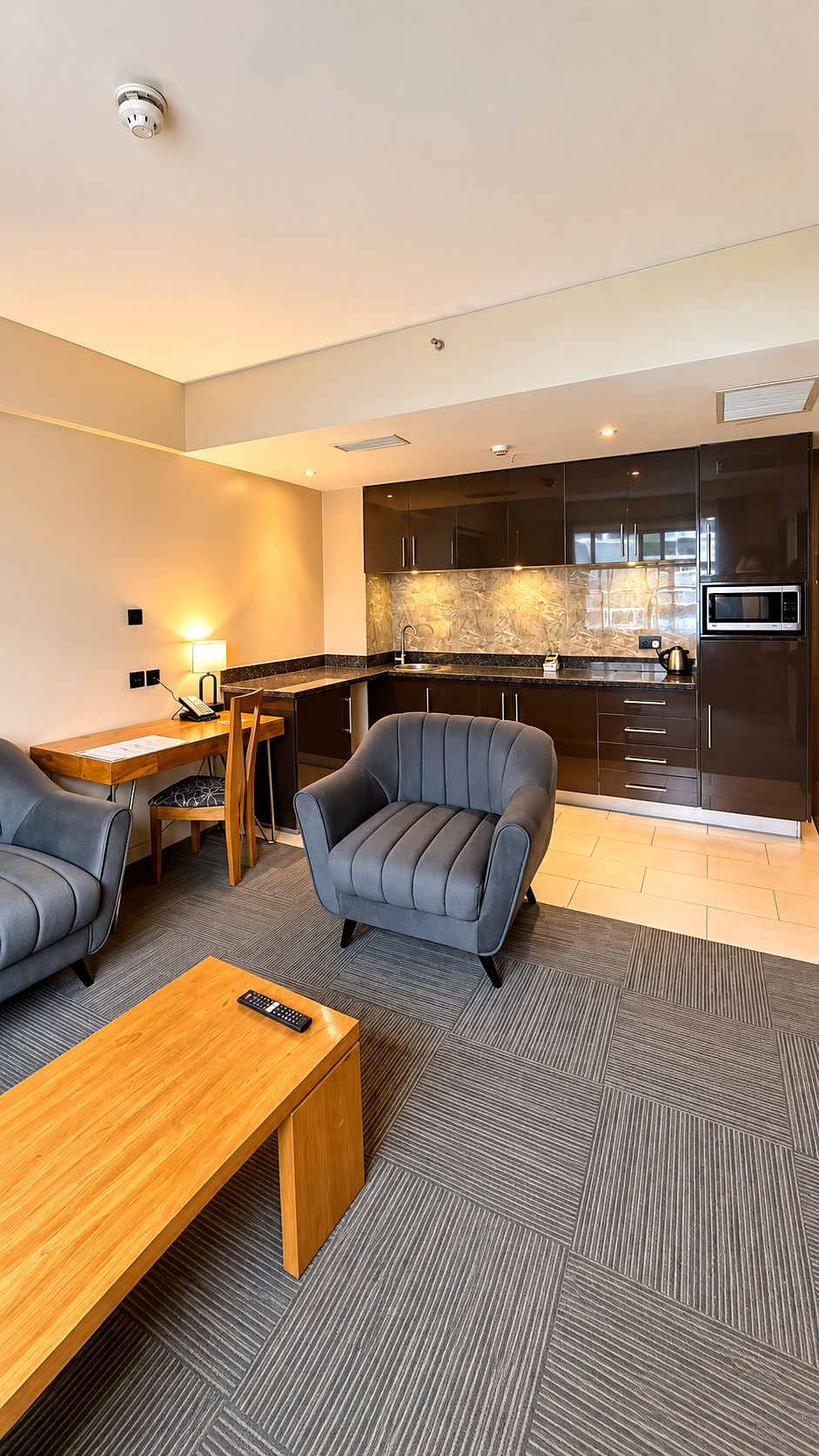 Una sala de estar moderna con un sofá, una mesa de centro y un comedor con mesa y sillas.