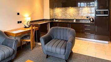 Una sala de estar moderna con un sofá, una mesa de centro y un comedor con mesa y sillas.