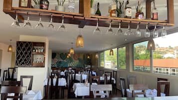 供應早餐、午餐及晚餐