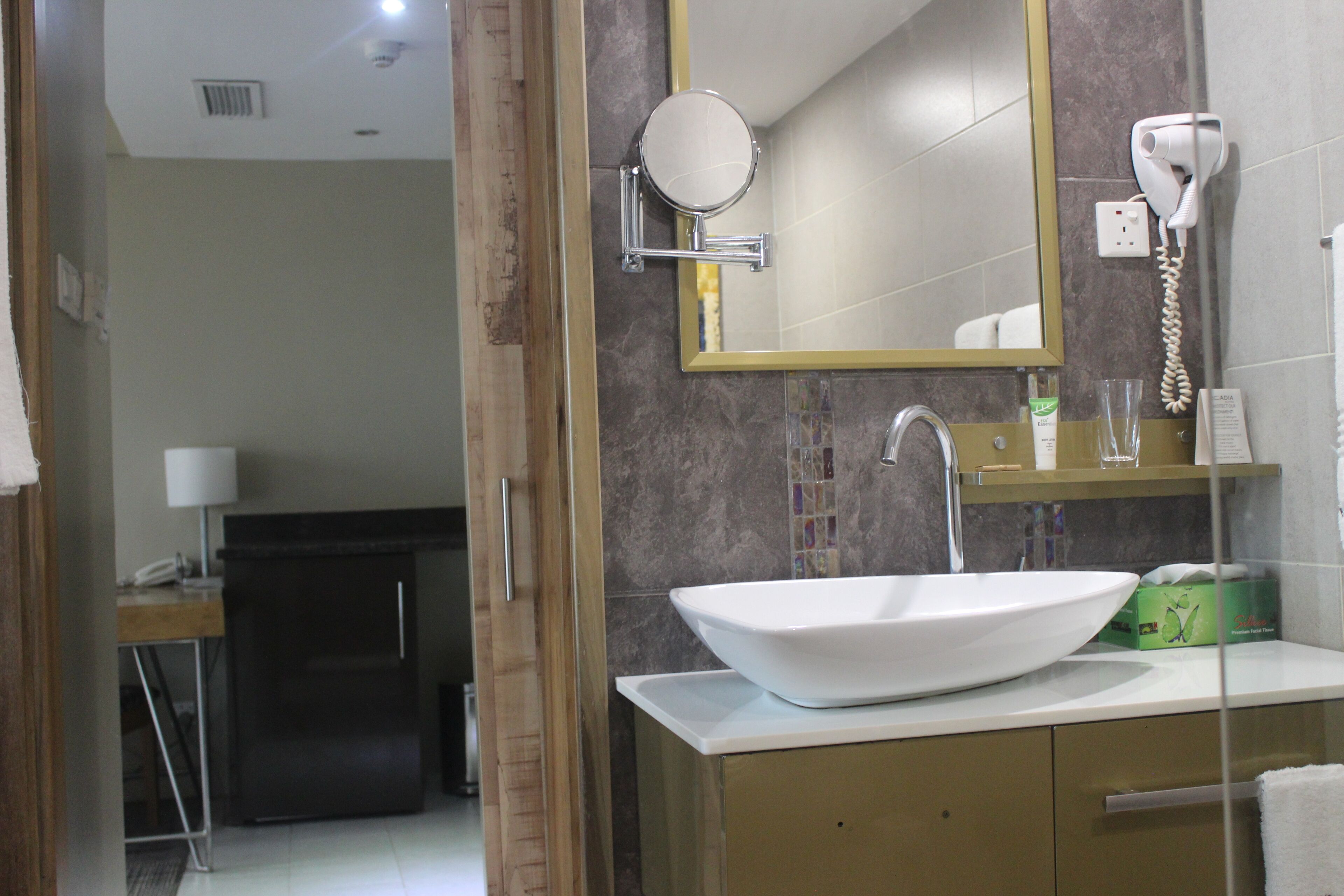 shower, free toiletries, hair dryer, towels