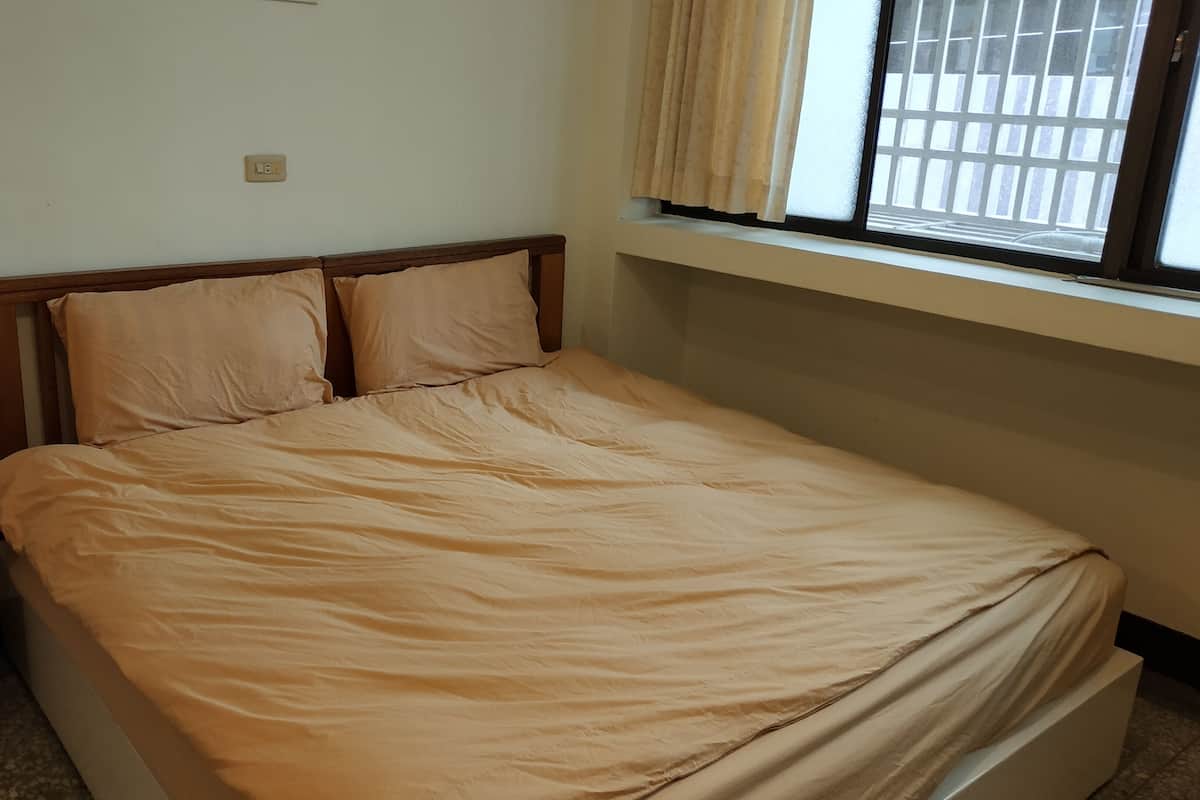 Down duvets, free WiFi, bed sheets