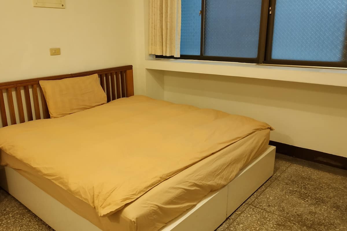 Down duvets, free WiFi, bed sheets