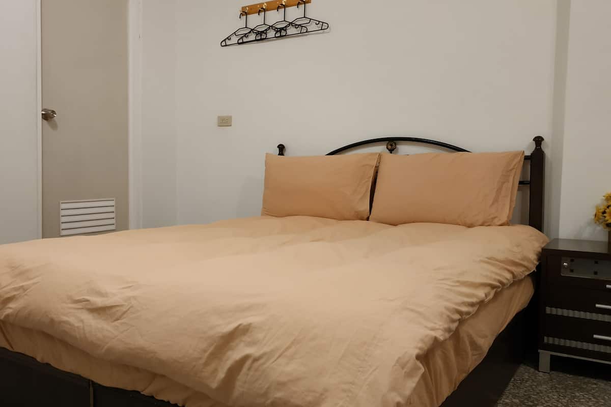 Down duvets, free WiFi, bed sheets