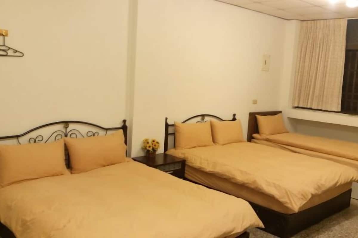 Down duvets, free WiFi, bed sheets