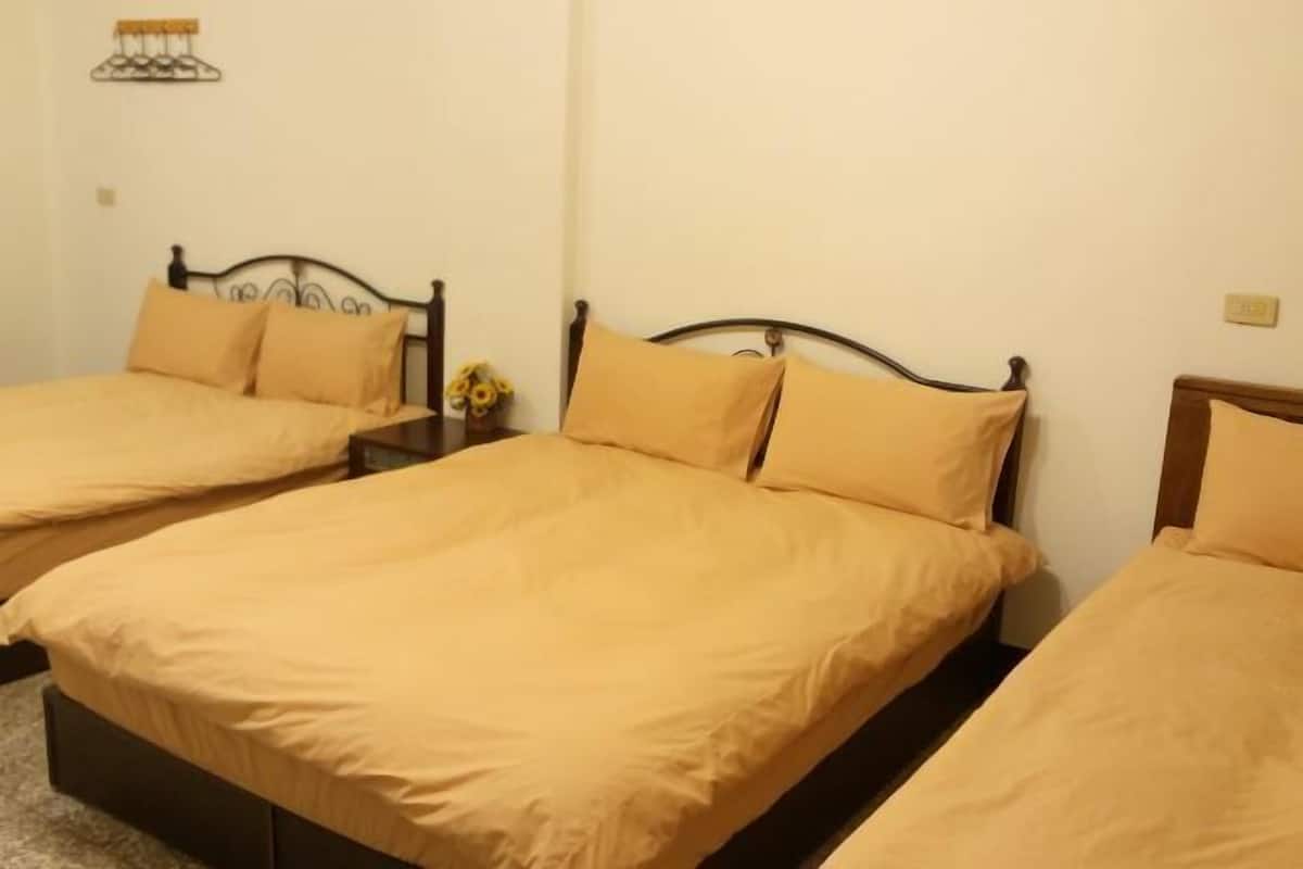 Down duvets, free WiFi, bed sheets
