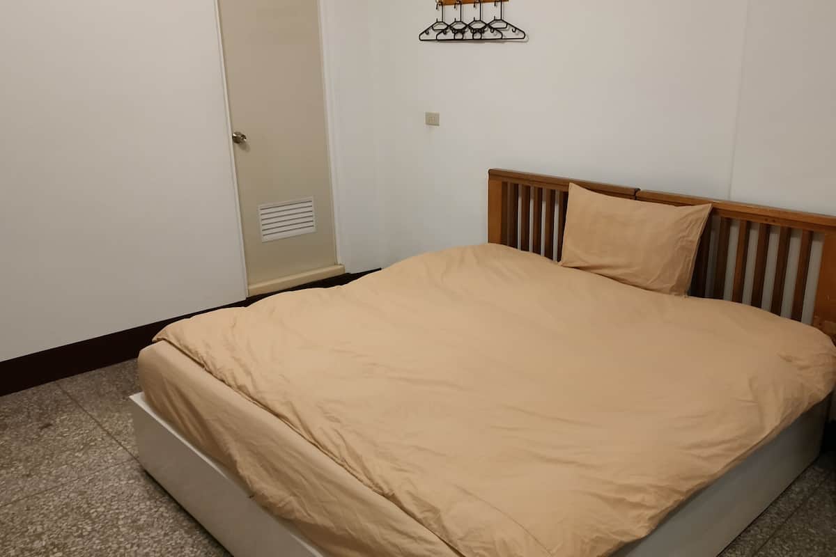 Down duvets, free WiFi, bed sheets