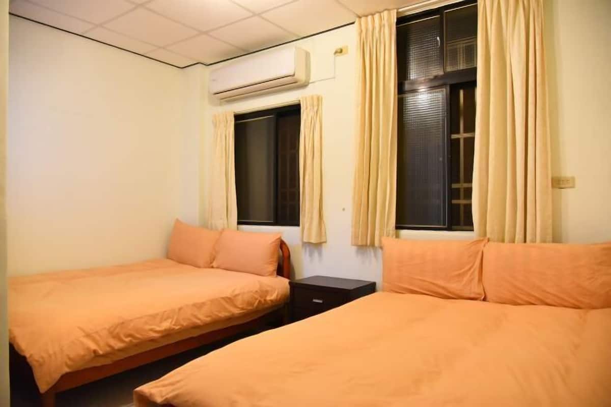 Down duvets, free WiFi, bed sheets