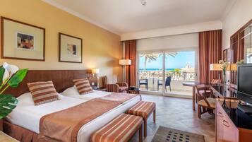 Minibar, caja de seguridad en la habitación y escritorio