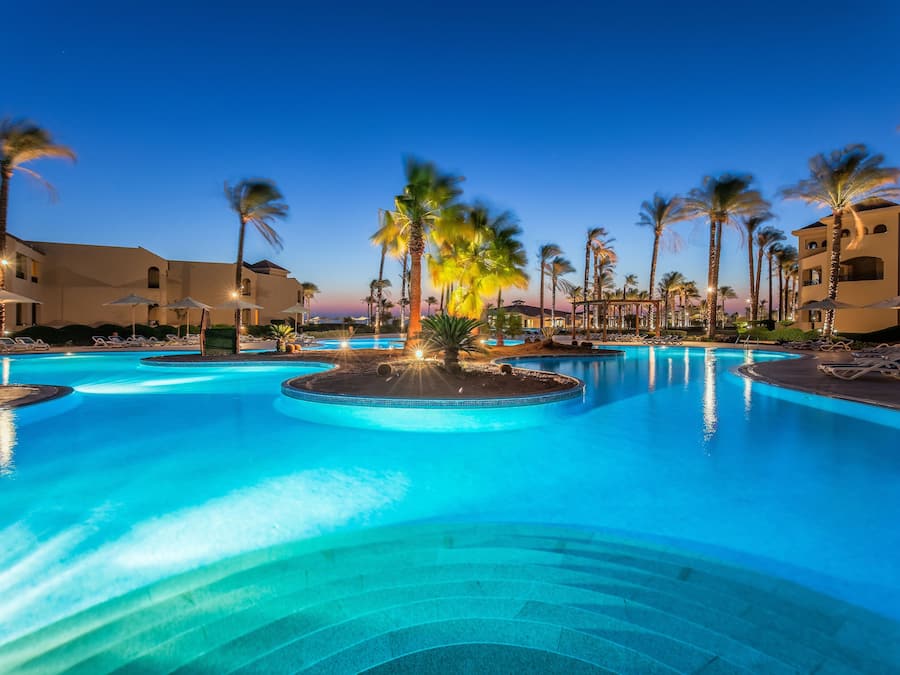 Indendørs pool, 8 udendørs pools, parasoller, liggestole