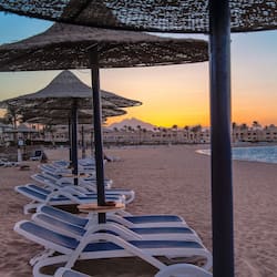 Accommodatie ligt op het strand, wit zand, ligstoelen, parasols