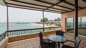 One Bedroom Villa | Minibar, in-room safe, desk, soundproofing