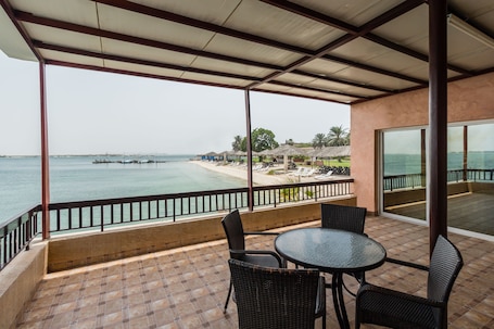 One Bedroom Villa | Minibar, una cassaforte in camera, una scrivania, insonorizzazione. Flamingo Beach Hotel