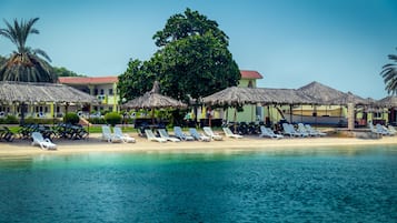 One Bedroom Suite with Pool and Sea View | Pemandangan dari properti