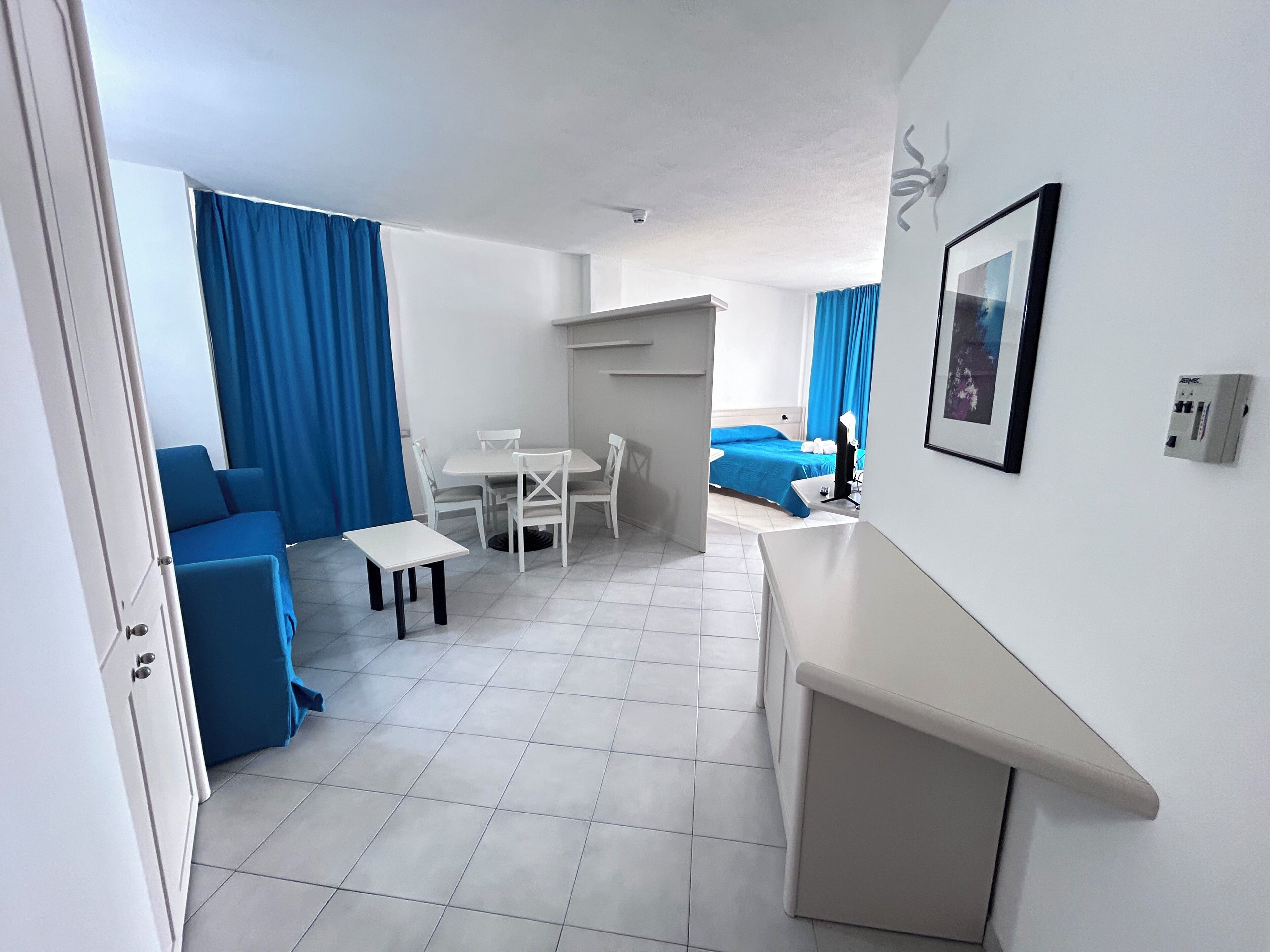 أسرّة بإسفنج يتكيف مع شكل الجسم وميني بار وخزنة داخل الغرفة ومكتب