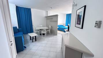 Familienzimmer, Meerblick | Betten mit Memory-Foam-Matratzen, Minibar, Zimmersafe, Schreibtisch