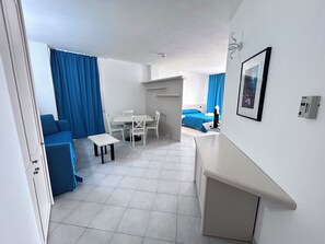 Quarto família, vista para o mar | Camas com colchões de espuma com sistema de memória, frigobar