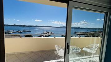 Familienzimmer, Meerblick | Minibar, Zimmersafe, Schreibtisch, Babybetten