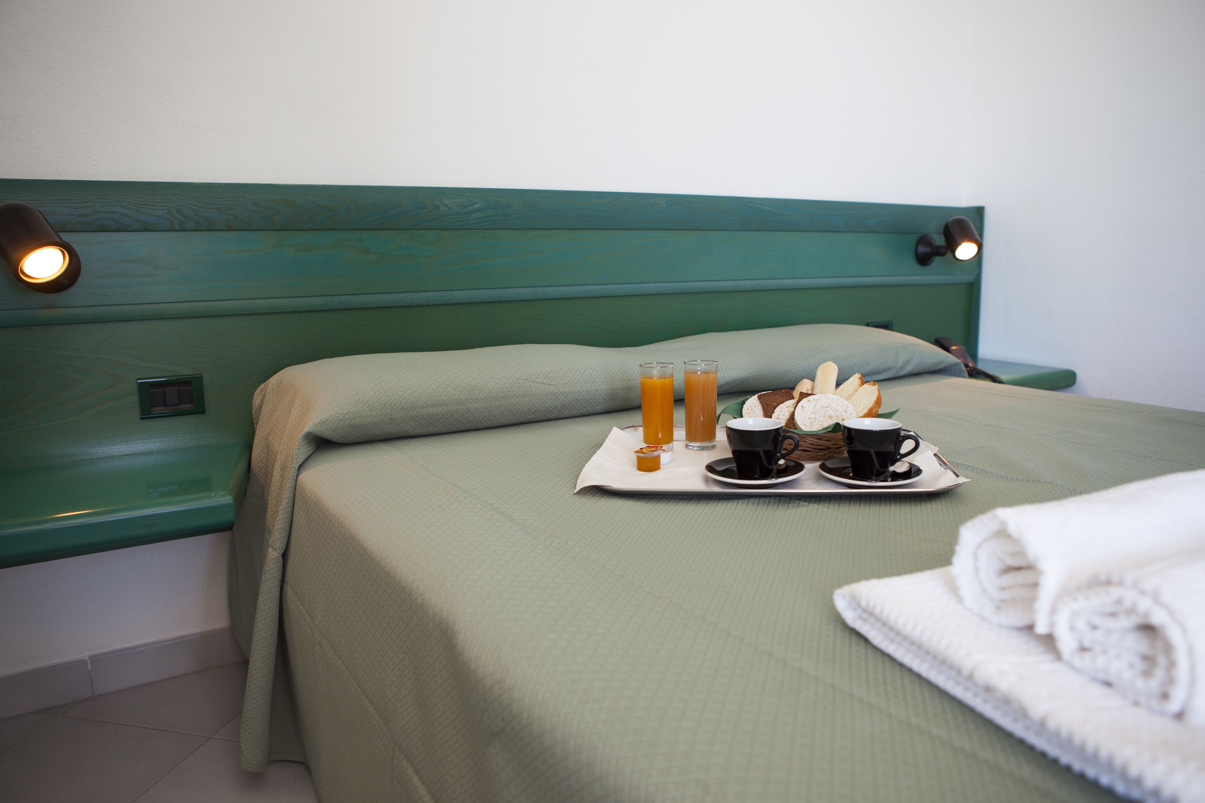 family room (standard) | room service – dining