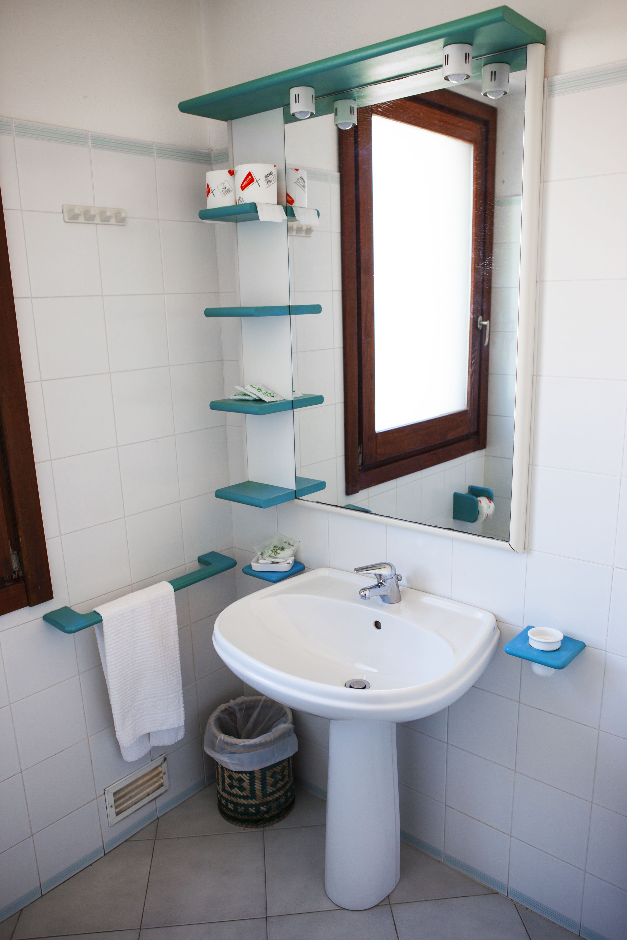 Douche, douche à « effet pluie », articles de toilette gratuits, bidet