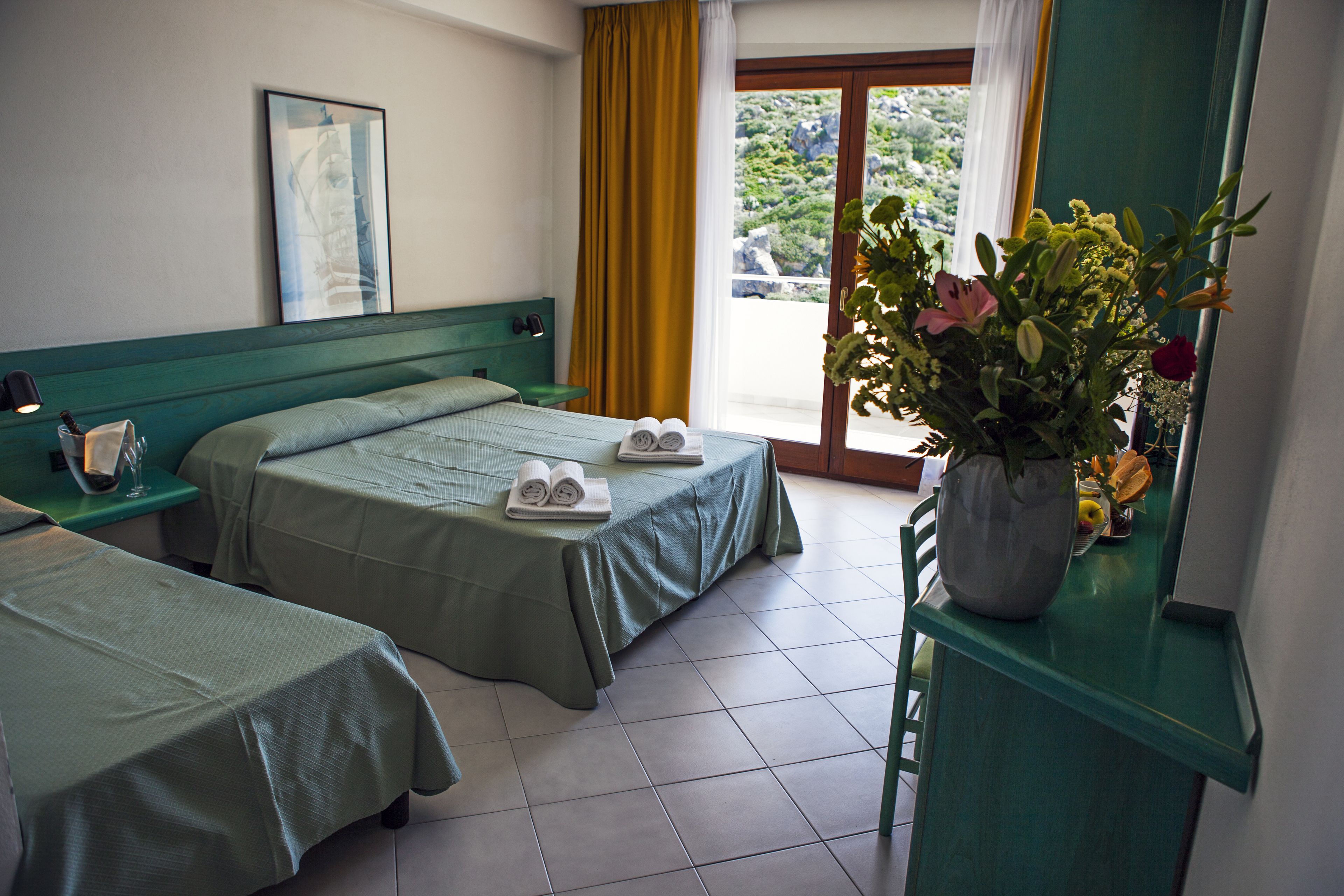 triple room | minibar, in-room safe, desk, cots/infant beds