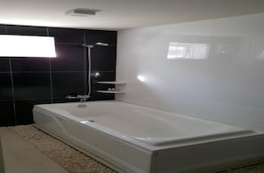 Shower, free toiletries