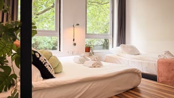 Habitación triple | Escritorio, wifi gratis y ropa de cama