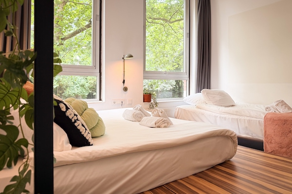 Escritorio, wifi gratis y ropa de cama