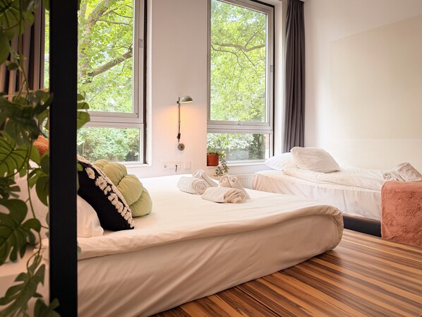 Triple Room | Desk, free WiFi, bed sheets