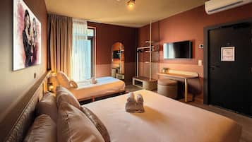 Phòng 3 | Két bảo mật tại phòng, bàn, màn/rèm cản sáng, phòng cách âm