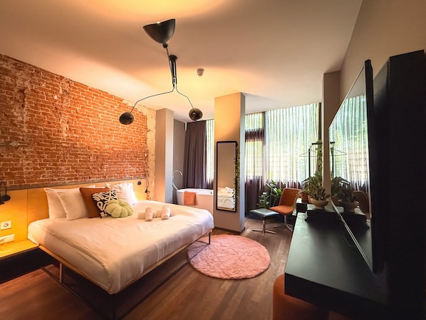 Escritorio, wifi gratis y ropa de cama