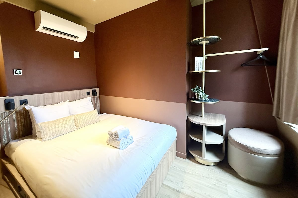 Boutique Superior Double Room | Värdeförvaringsskåp på rummet, skrivbord och mörkläggningsgardiner