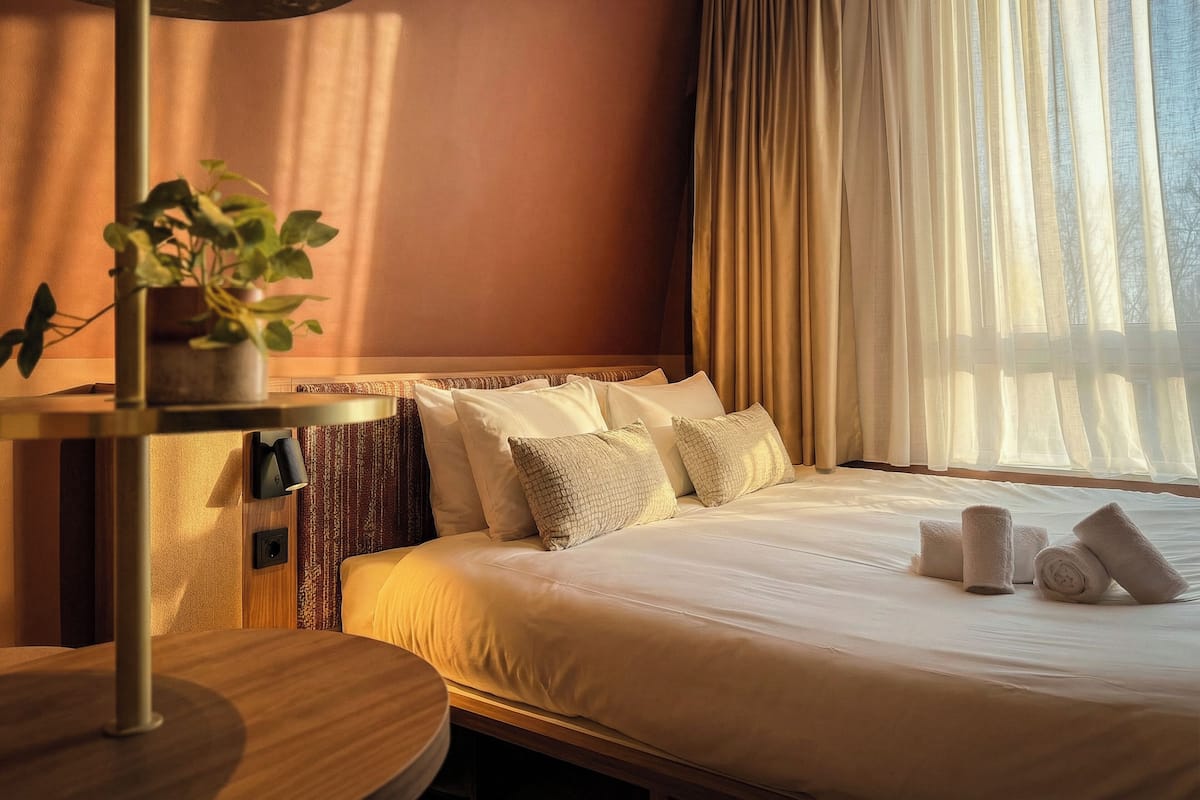 Habitación doble superior (Large) | Caja de seguridad en la habitación, escritorio y cortinas blackout