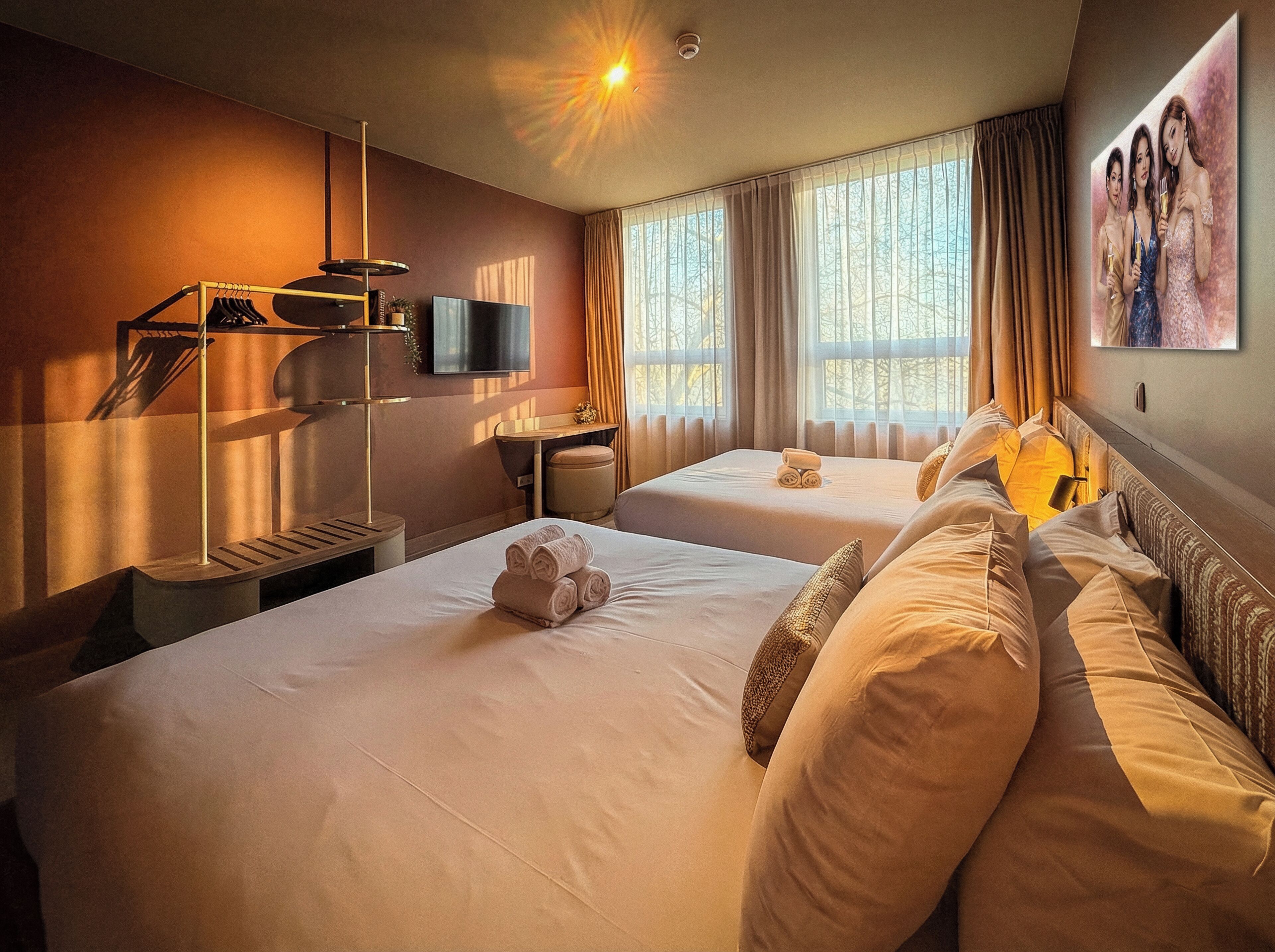 ファミリー 4 人部屋 | セーフティボックス (室内)、デスク、遮光カーテン、防音設備