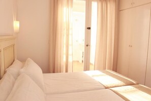 2 개의 침실, 책상, 노트북 작업 공간, 암막 커튼