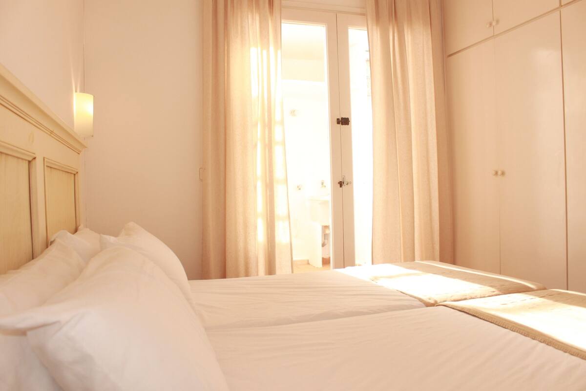 2 bedrooms, desk, laptop workspace, blackout drapes