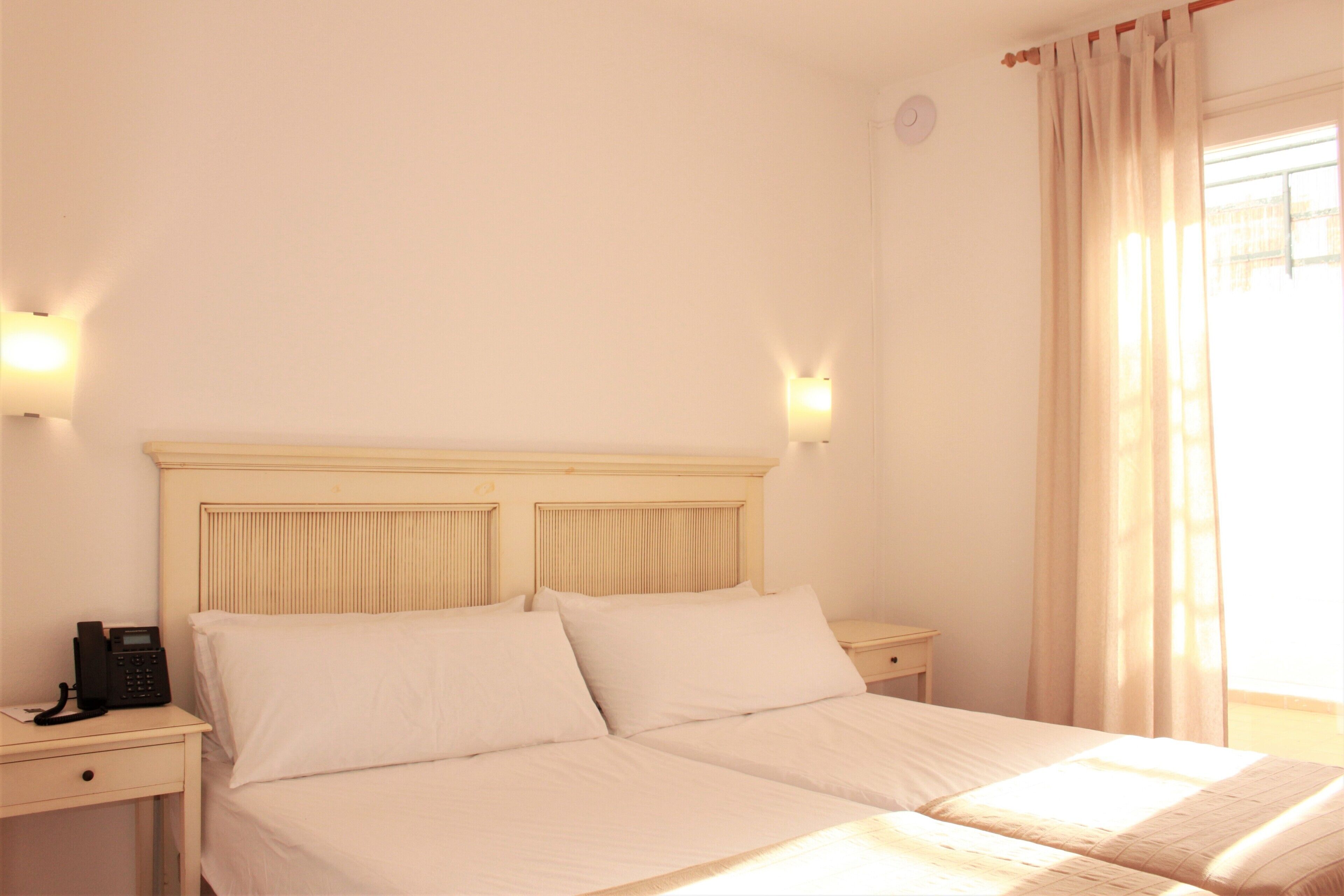 2 عدّة غرف نوم ومكتب ومساحة عمل للكمبيوتر المحمول وستائر تعتيم