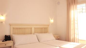 2 bedrooms, desk, laptop workspace, blackout curtains