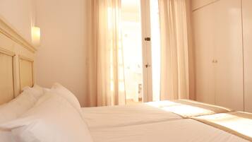 2 soveværelser, skrivebord, arbejdsområde til bærbare computere