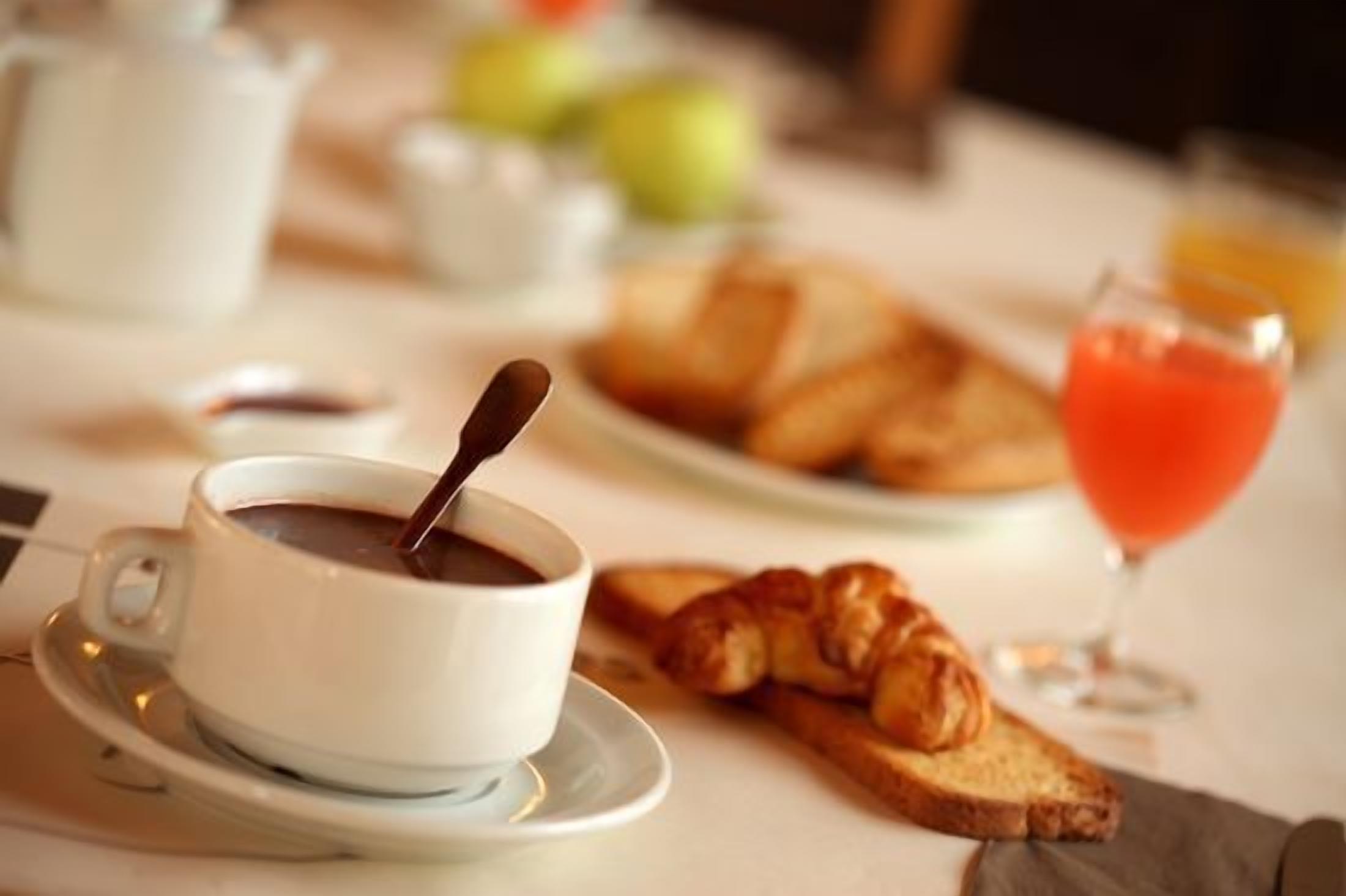 daily continental breakfast (eur 11 per person)