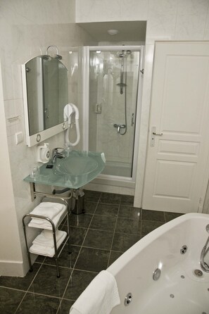 Superior Double Room | Bathroom