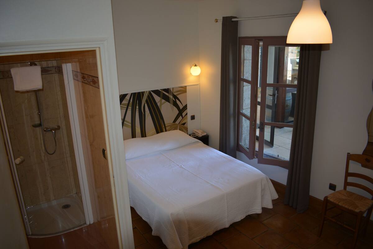 standard double room | desk, soundproofing, free wifi, bed sheets