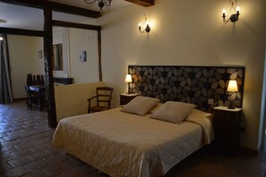 Superior Double Room | Desk, soundproofing, free WiFi, bed sheets - Hôtel des Consuls (Castelnau-de-Montmiral)